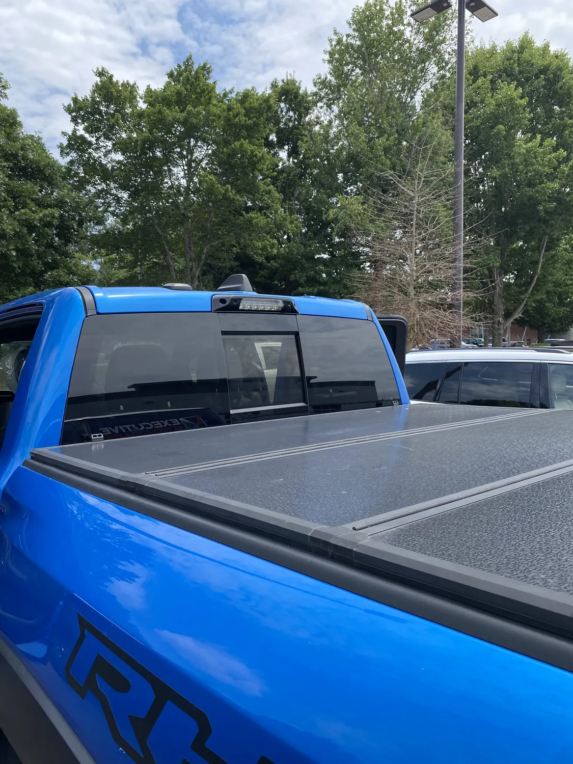 Blue Dodge Ram rear cab glass after a mobile back glass replacement